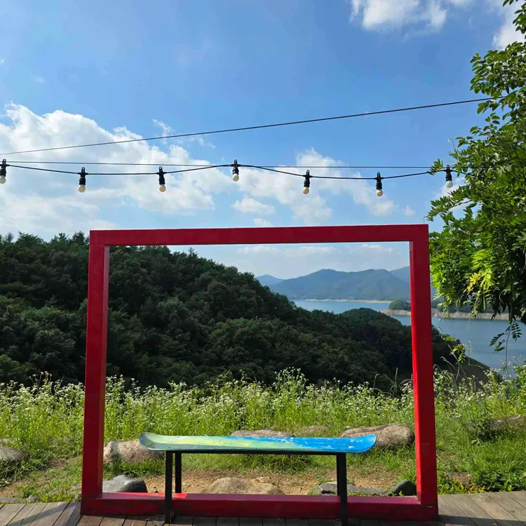 게으른악어 대표 사진