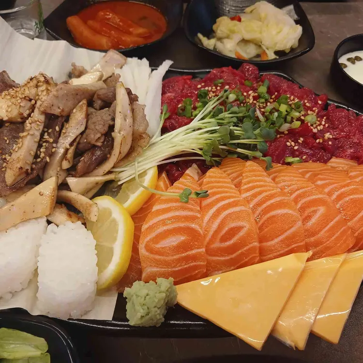 육회한뭉티기&연어 대표 사진