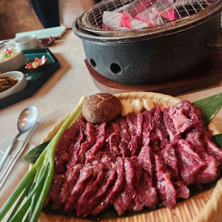 홍홍 대표 사진