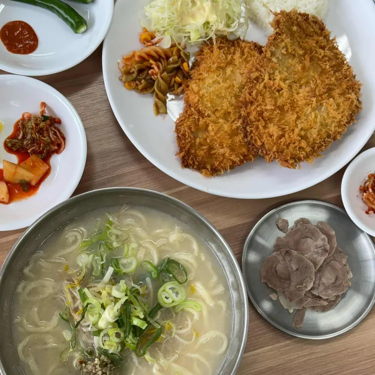 몬스터 돈까스 뼈칼국수 사진 1