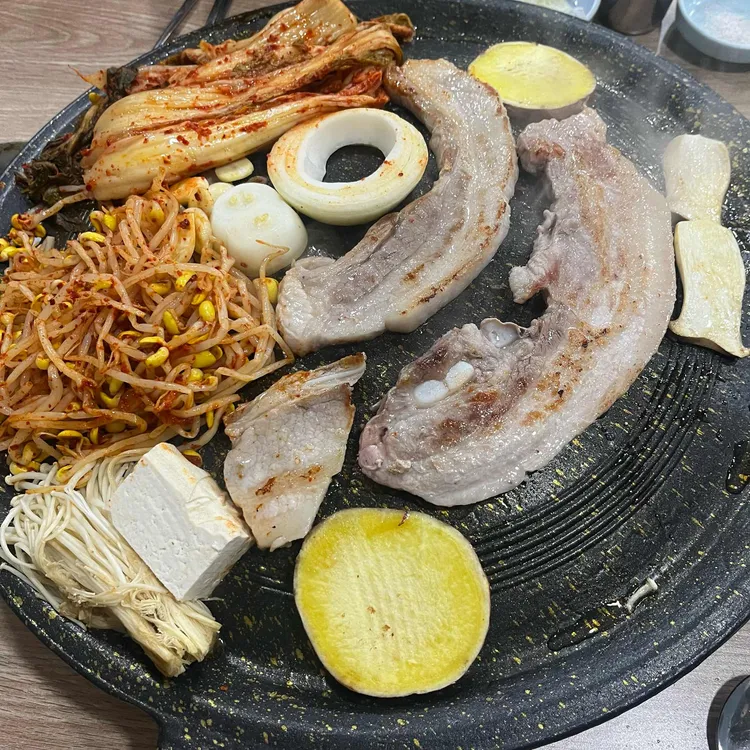 왕뚜껑돝떼마을생삼겹살 사진 1