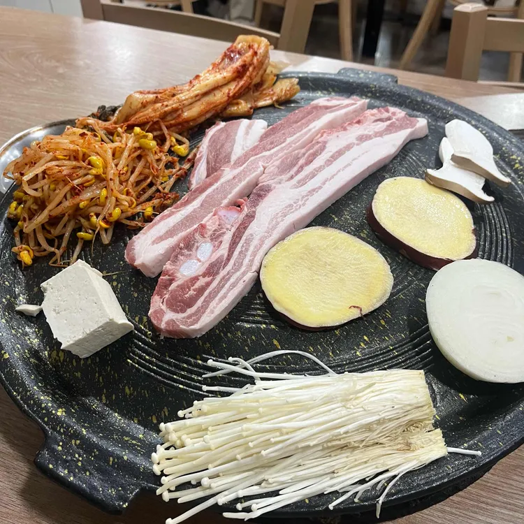 왕뚜껑돝떼마을생삼겹살 사진 2