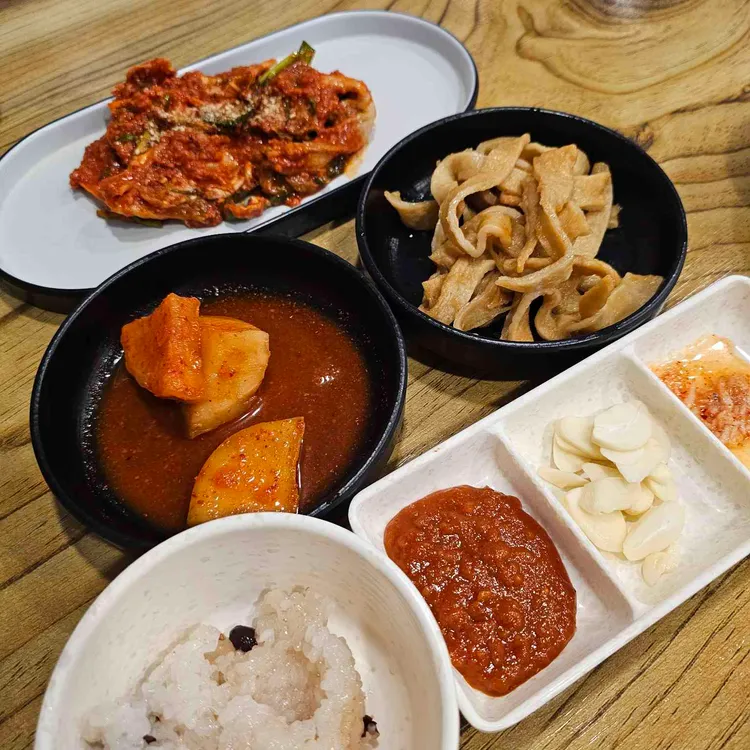 담은보쌈칼국수 대표 사진