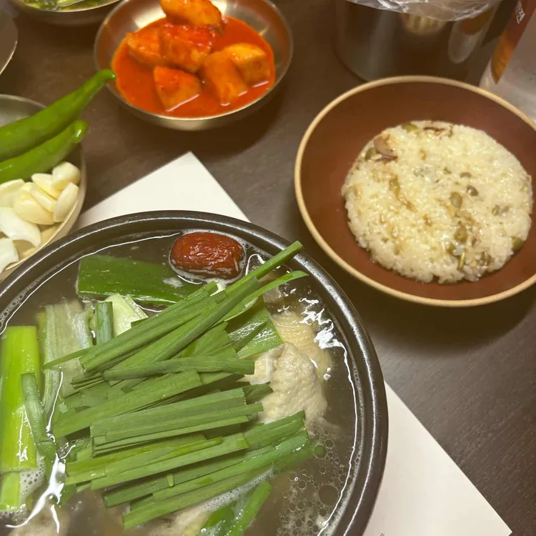 본흑염소능이삼계탕 사진 1