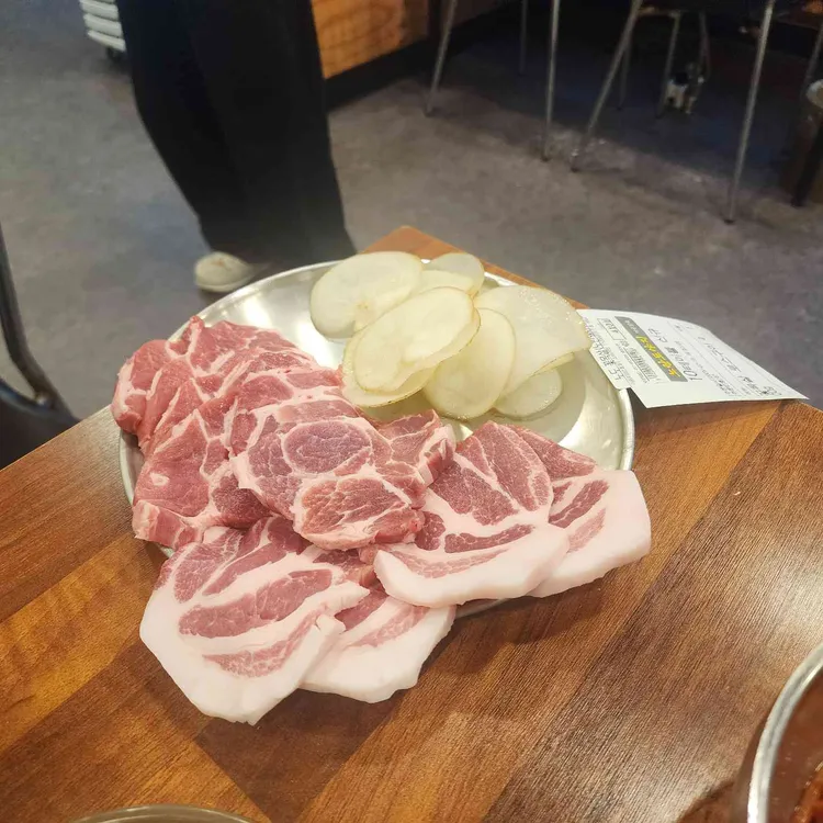 노란도야지 이공일육 대표 사진