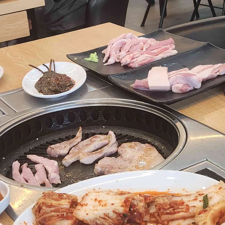 지리산 왕재봉 흑돼지 사진 2