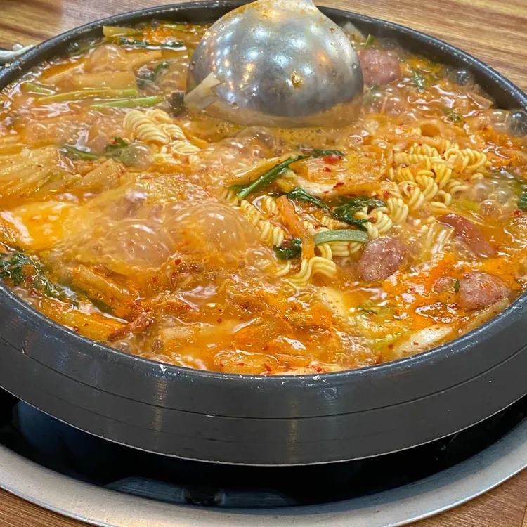 부대찌개매니아돈돌 대표 사진