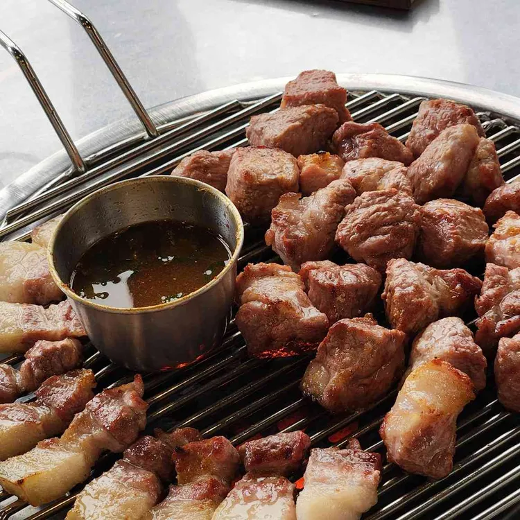 꽃돼지연탄구이 대표 사진