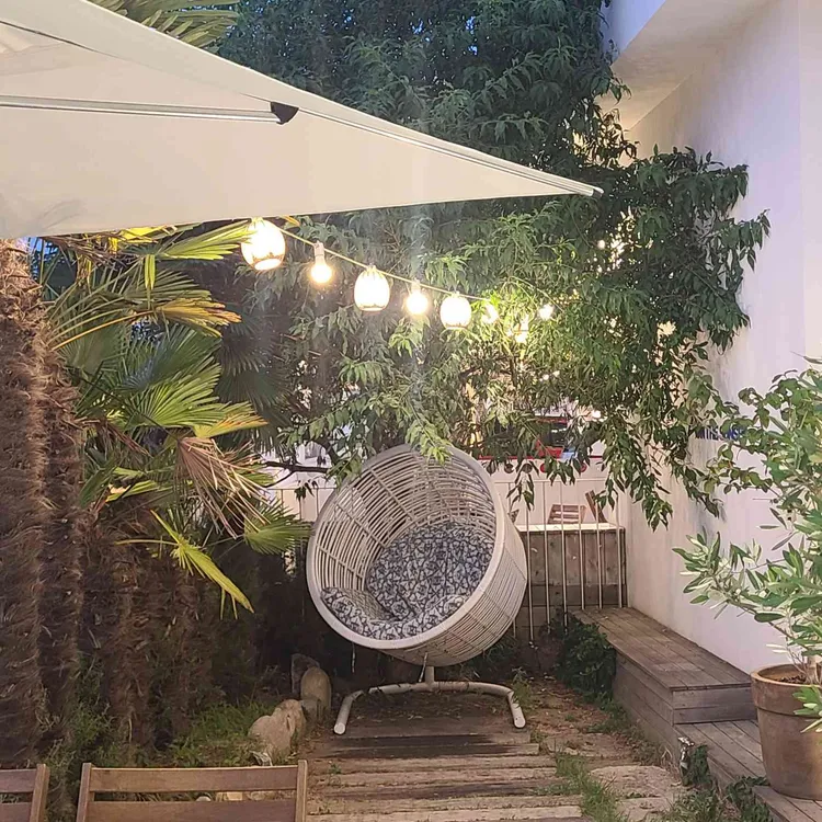 온 더 선셋 대표 사진