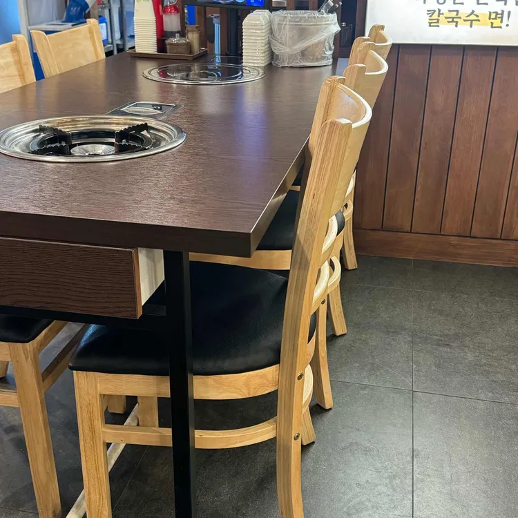 육지로 간 고래 대표 사진