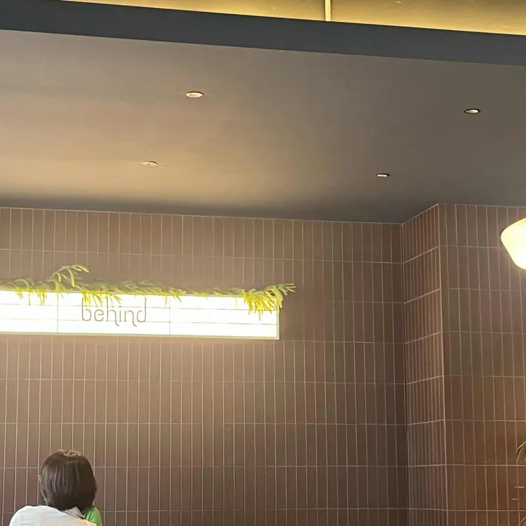 비하인드 대표 사진