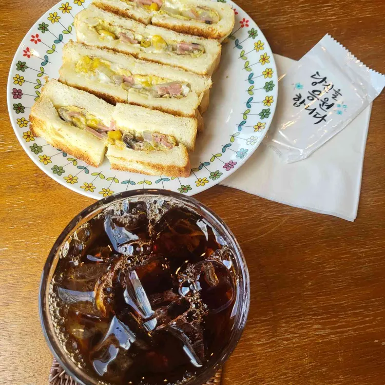 카페동경앤책방 대표 사진