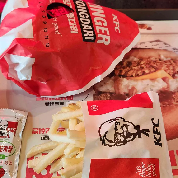 KFC 신사역 대표 사진