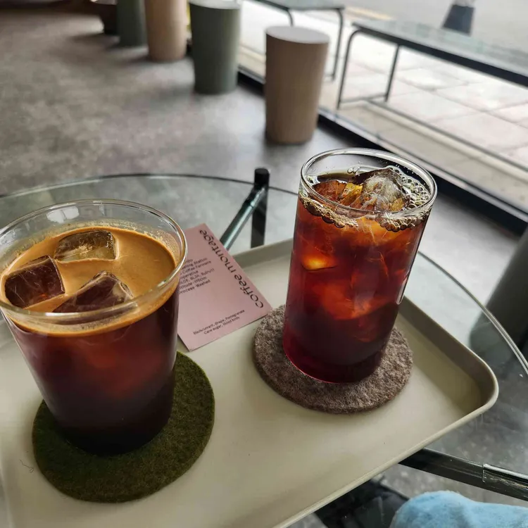 커피 몽타주 사진