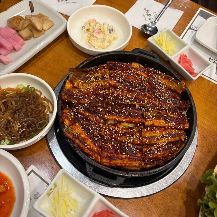 새우 롤과 흰 콩