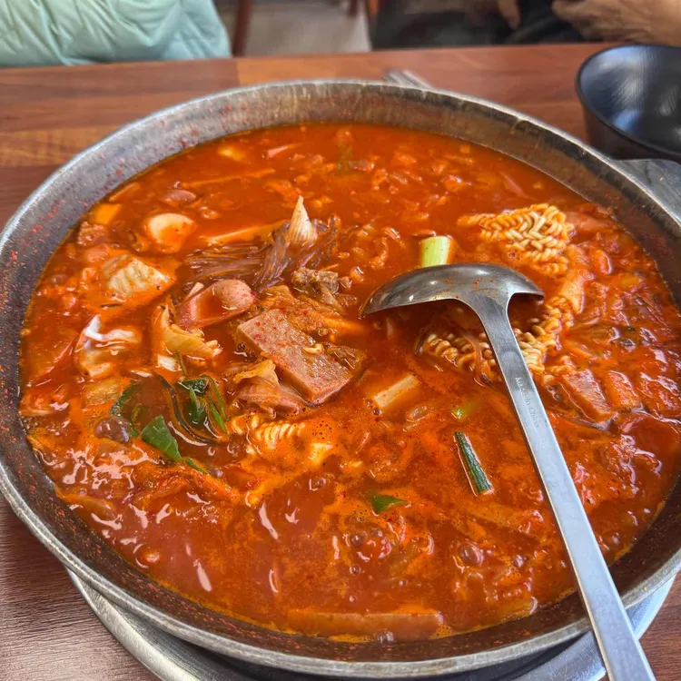 돌부대찌개 대표 사진