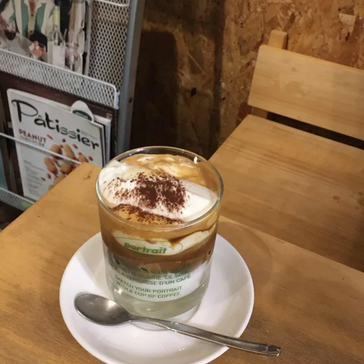 포트레이트 커피바 사진