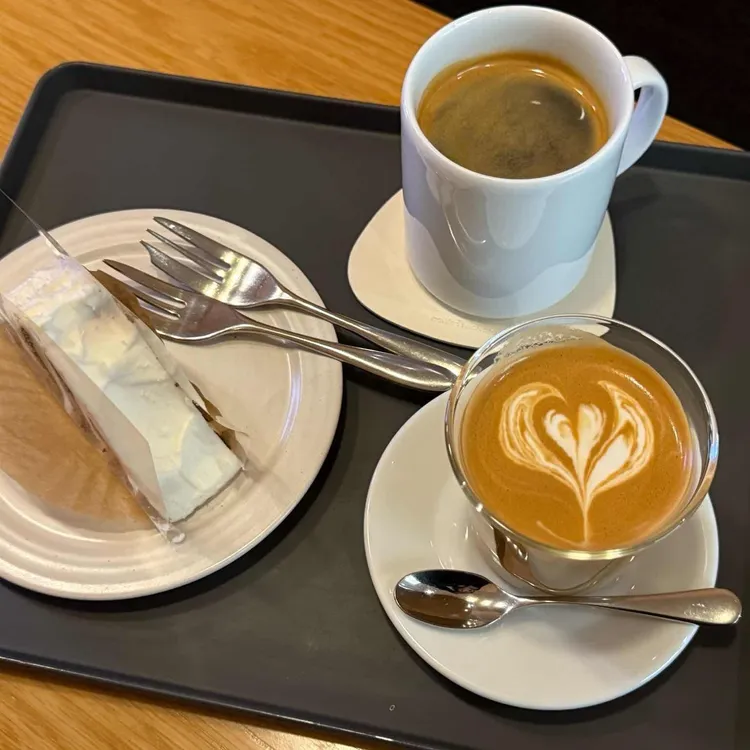 커피 몽타주 사진