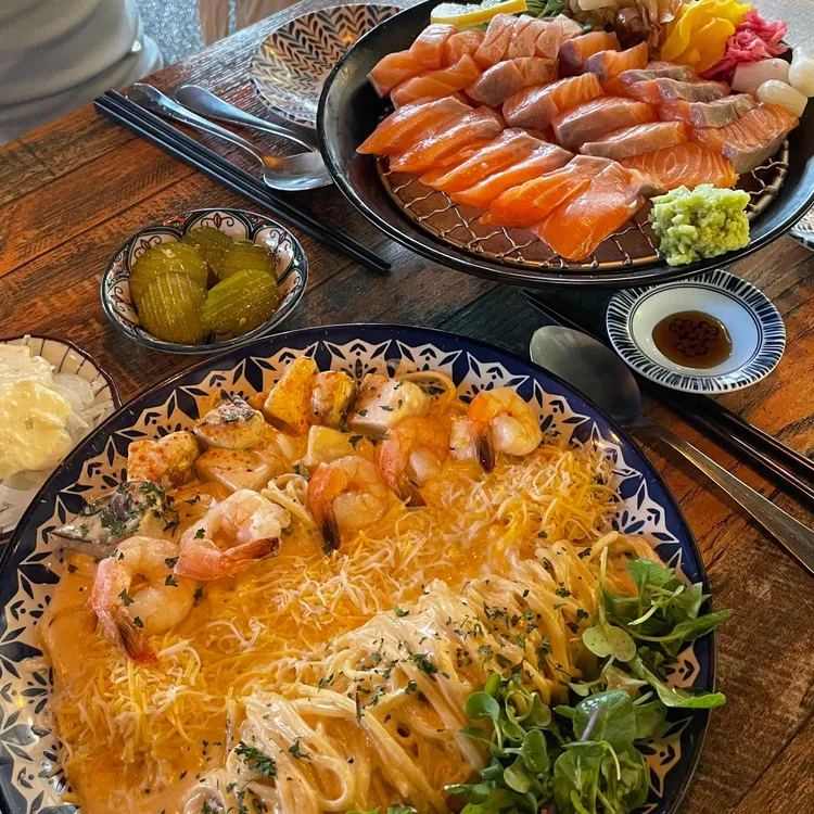 훈제연어날치알샐러드