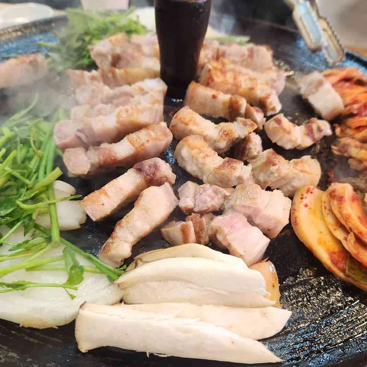 유정아 솥뚜껑오겹살 대표 사진