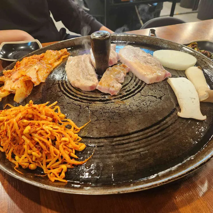 와우 솥뚜껑삼겹살 대표 사진