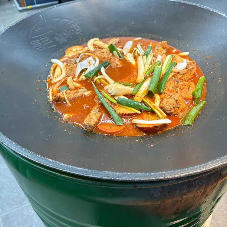 솥뚜껑 닭볶음탕 사진