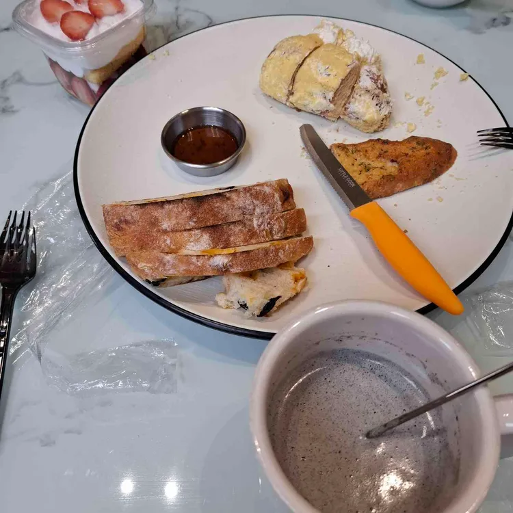 별을 보며빵을 굽다. 대표 사진