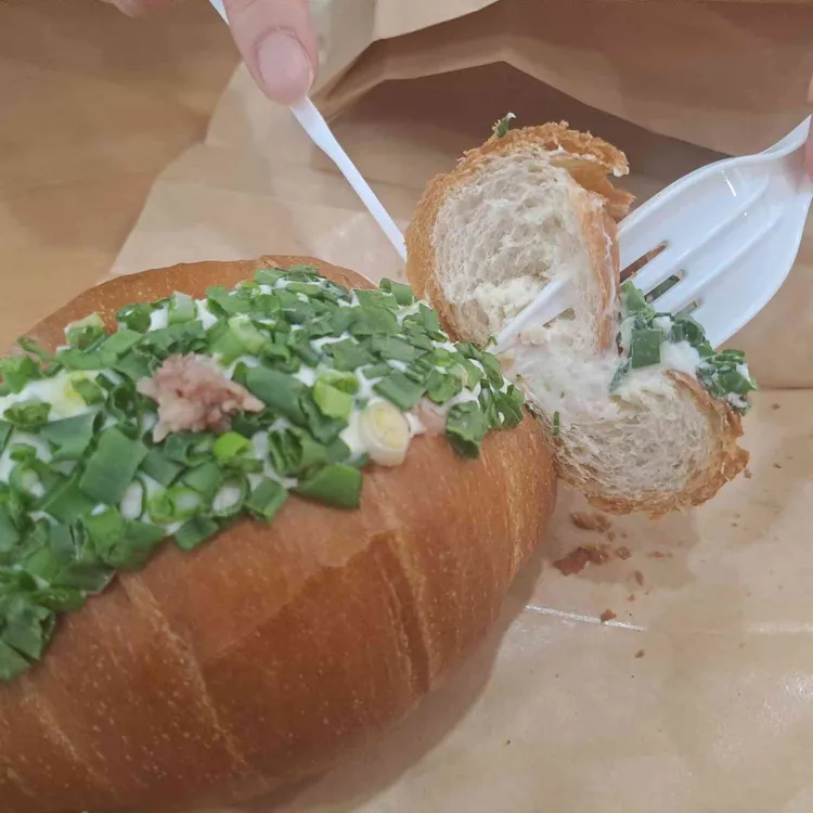 어몽더브레드 대표 사진