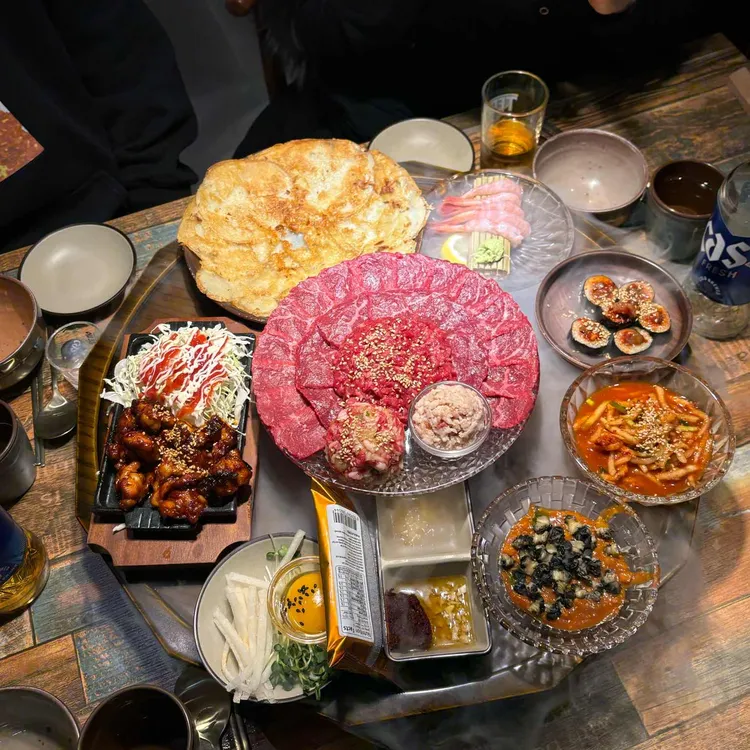 붉은 대표 사진