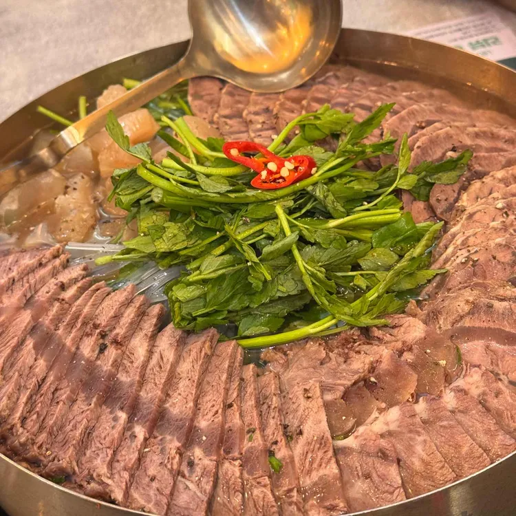 우삼겹 두부면 샐러드