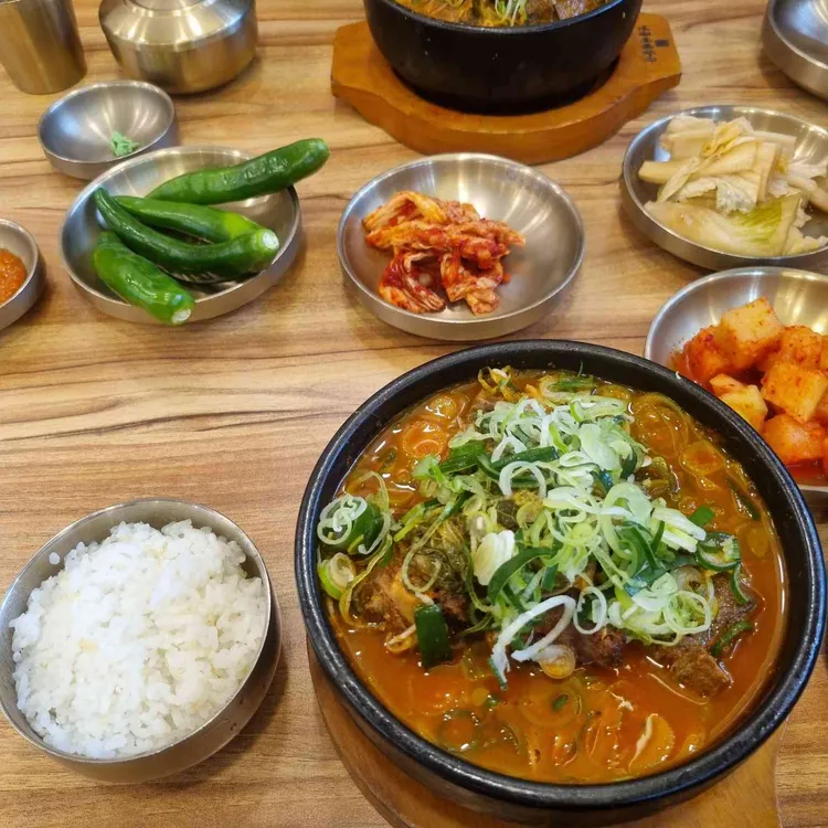 얼큰본가 연품뼈해장국 24시 사진