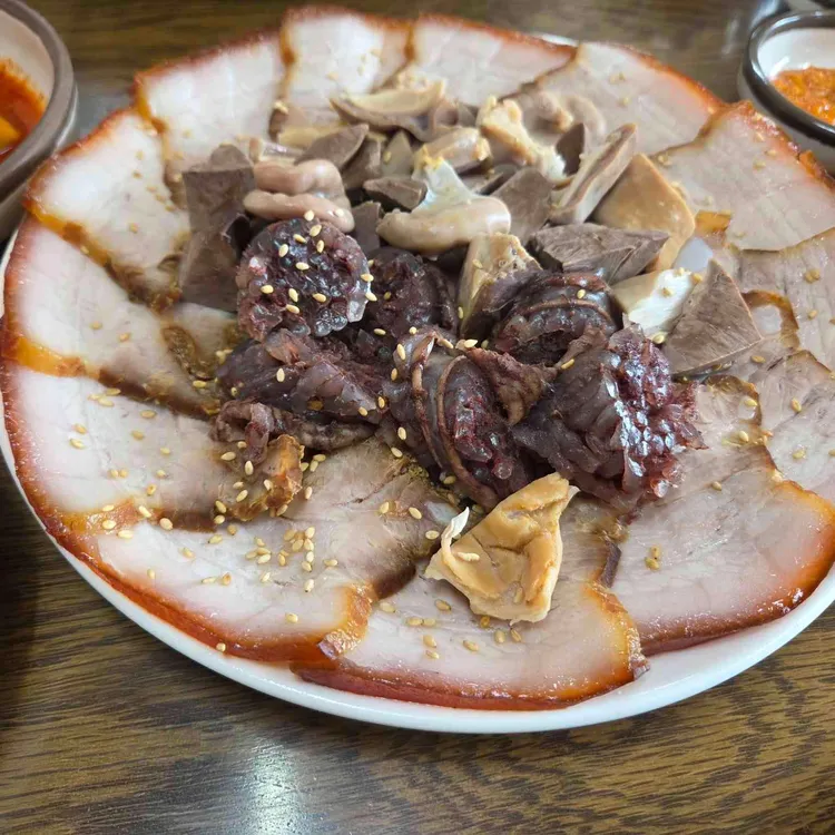 정남옥순대국 권선인계점 가마솥우삼겹수육