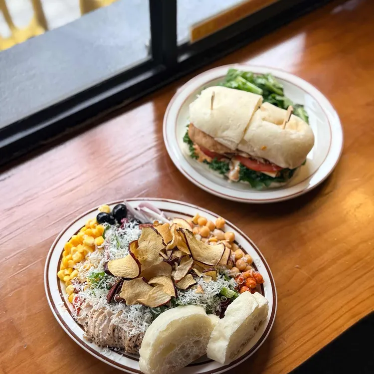 비플레이트 바이 브라운브레드 사진