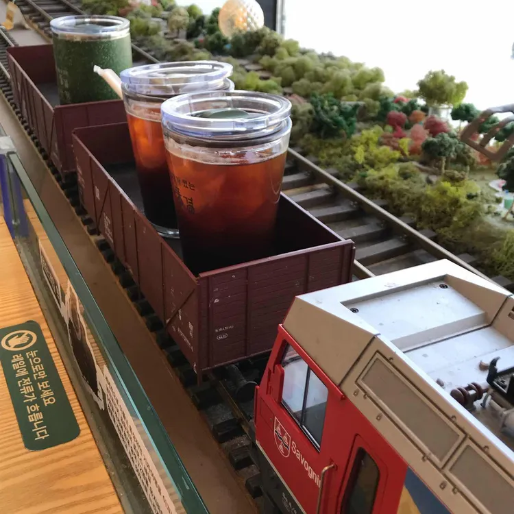 기차가 있는 풍경 사진