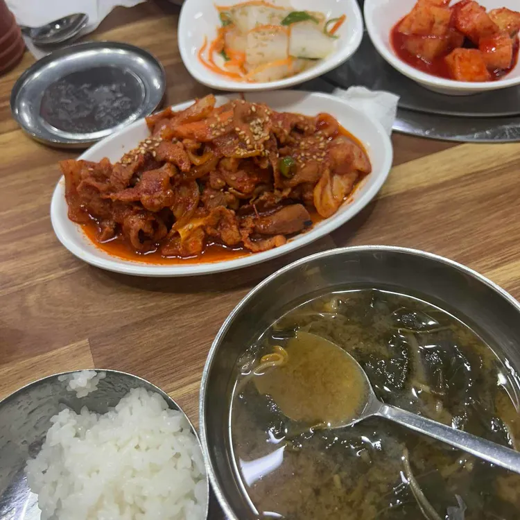 우삼겹된장찌개 제육 백반 한상
